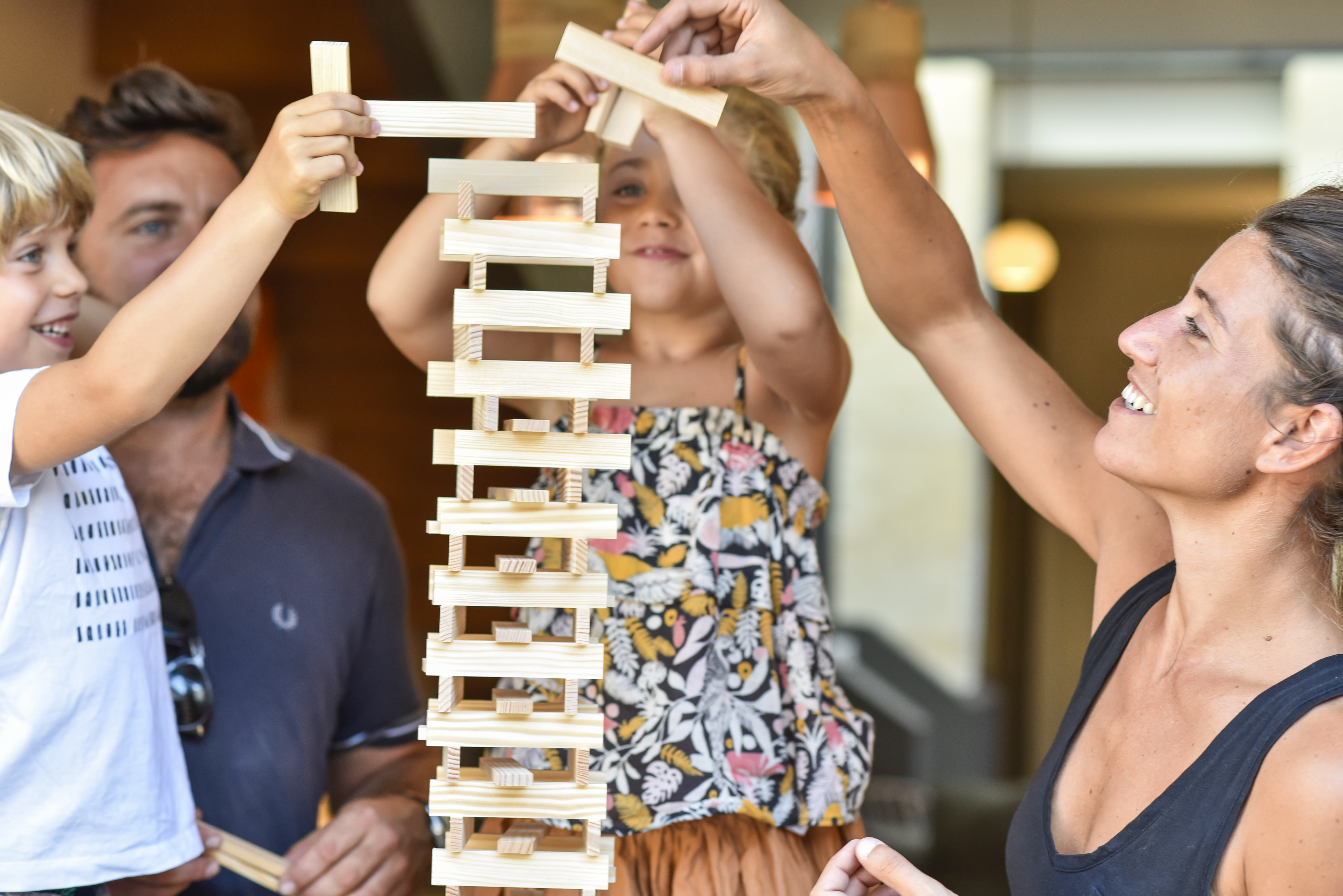 spolecne staveni z kaply rodice a deti